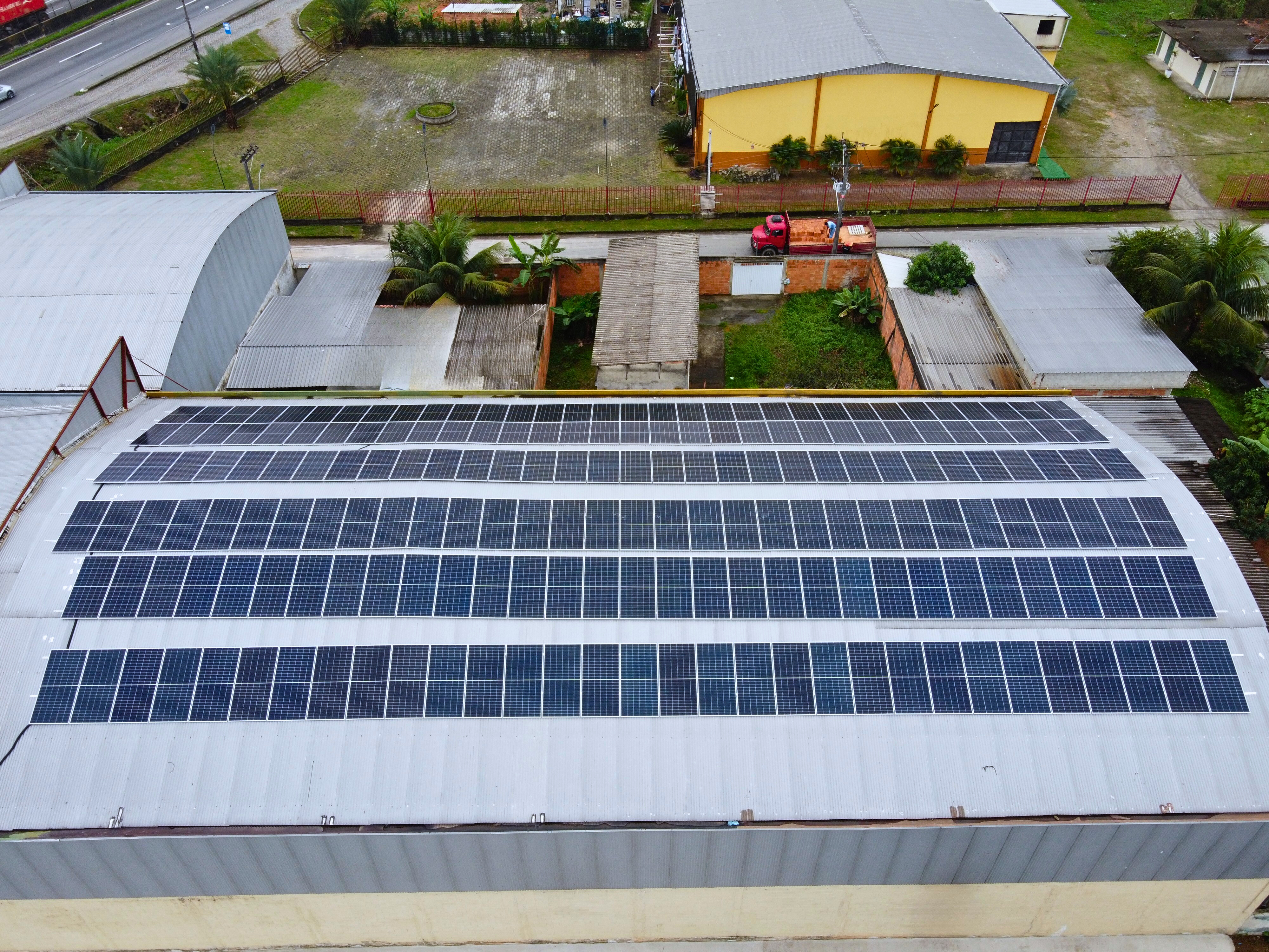 Distribuidora de Pisos e Carpetes — 104,5 kWp — Duque de Caxias, RJ